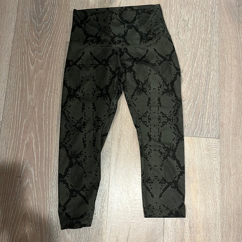 Lululemon cropped pants (capri legging)